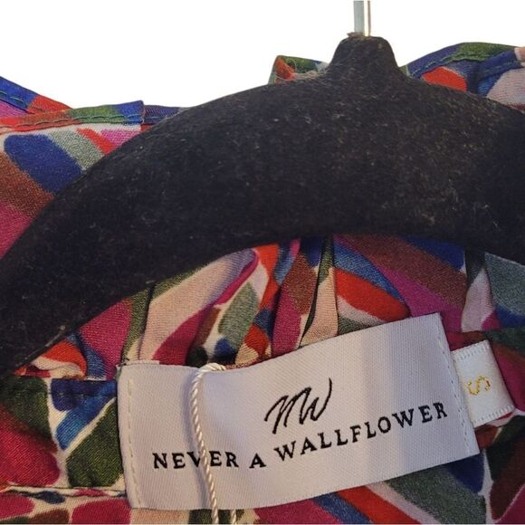 Never A Wallflower Women's Pink Geometric Ruffle Neck Blouse Size S NWT - Picture 3 of 7